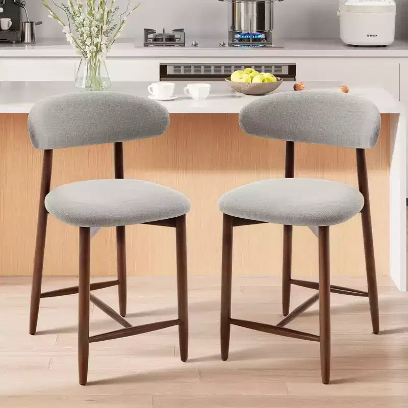 Ora Maison 2er-/4er-/6er-Set gepolsterte Barhocker in Thekenhöhe mit Stoffbezug und Walnuss-Finish
