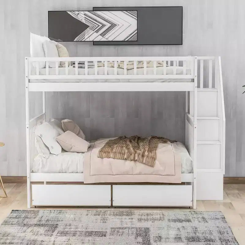 Etagenbett mit zwei Full-Size-Liegeflächen, Schubladen und Treppe mit Stauraum