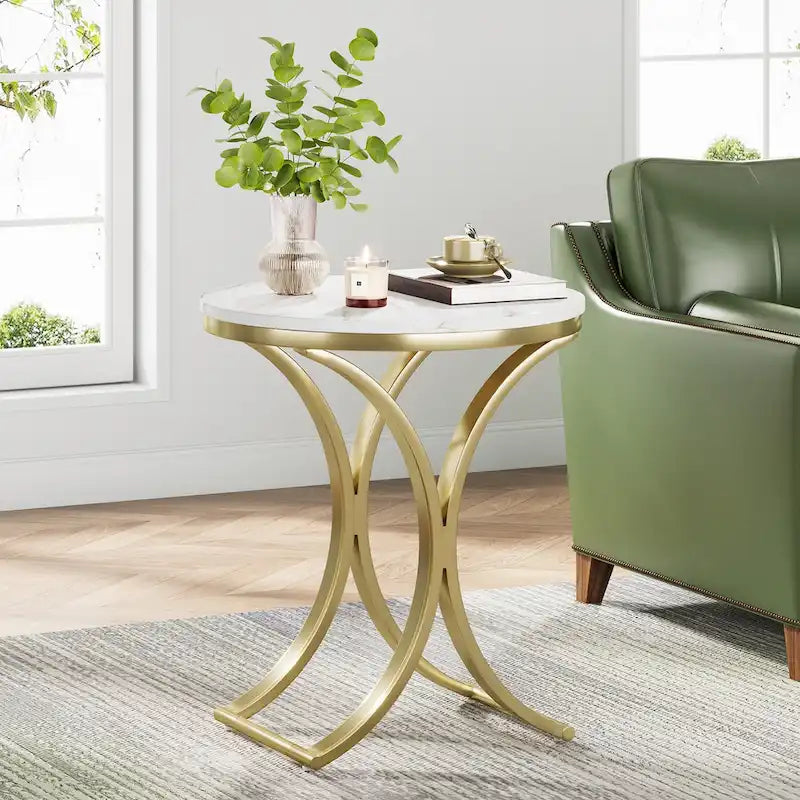 Kleiner, moderner runder Beistelltisch, Couchtisch, Nachttisch mit goldfarbenem Metallgestell und Kunstmarmor-Furnier aus Holzwerkstoff für das Wohnzimmer