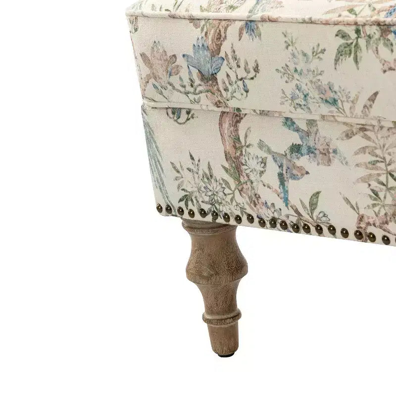 Gepolsterter Sessel aus Holz mit Blumenmuster, Paneel-Armlehnen und Kamelrückenlehne