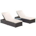 Set aus 2 Sonnenliegen mit 5-fach verstellbarer Rückenlehne, Outdoor-Couchtisch, wasserabweisenden Polstern und PE-Rattan-Geflecht für den Poolbereich