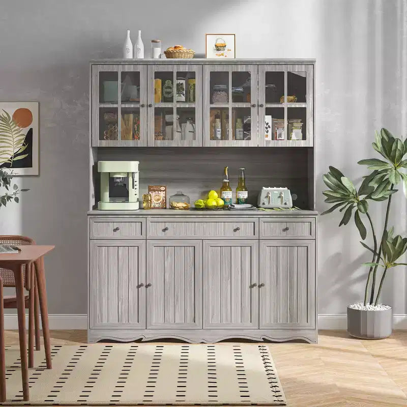 Famapy 155,4 cm grauer Buffetschrank mit Aufsatz, Küchenschrank mit verzierter Sockelleiste: Eine Verbindung von Eleganz und Nutzen
