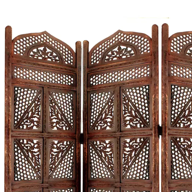Benzara Traditioneller vierflügeliger Raumteiler aus Holz mit handgeschnitzten Details in Antikbraun
