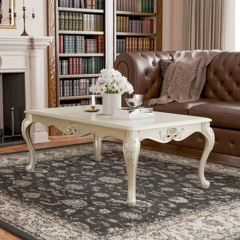 Clarissa traditioneller Couchtisch aus Massivholz mit geschnitzten Beinen