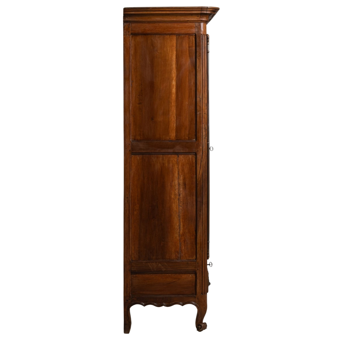 Antiker französischer Renaissance-Revival-Nussbaumschrank, um 1840