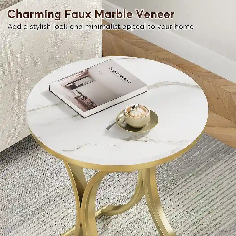 Kleiner, moderner runder Beistelltisch, Couchtisch, Nachttisch mit goldfarbenem Metallgestell und Kunstmarmor-Furnier aus Holzwerkstoff für das Wohnzimmer