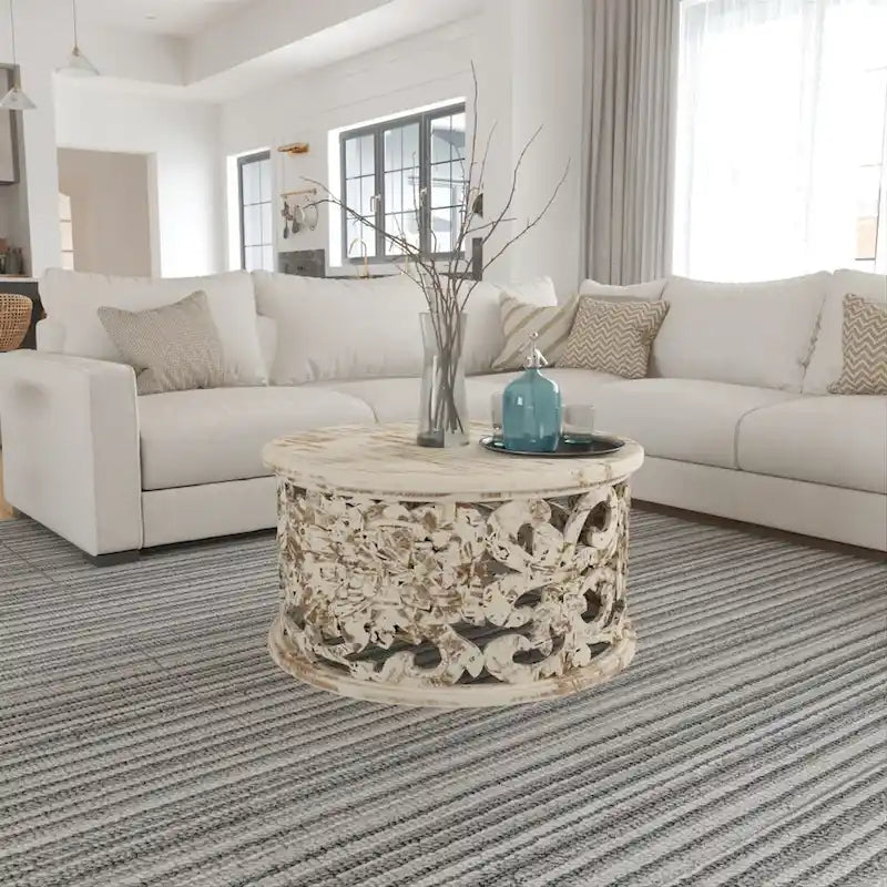 Alina Couchtisch, handgefertigt aus Mangoholz, florales Schnitzmuster, ausgeschnittenes Design, Used-Look in Weiß, 84 cm