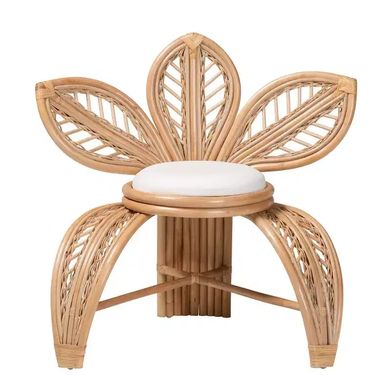 bali & pari Gresham Akzentsessel mit natürlichen Rattanblättern Weiß/Naturbraun: Handgefertigt, mit Schaumstoffpolsterung, keine Montage erforderlich