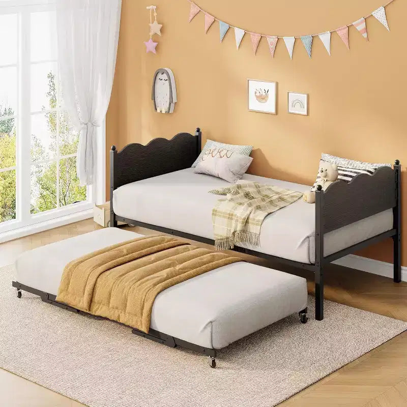Tagesbett in Twin-Größe mit Ausziehbett, Metallrahmen mit Kopfteil in Holzoptik, feststellbare Rollen, platzsparendes Schlafsofa, kein Lattenrost erforderlich
