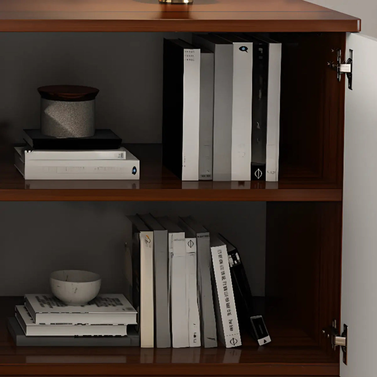 Moderner weißer TV-Schrank aus Holz mit Stauraum und Kabelmanagement