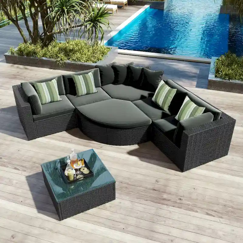 Modernes 7-teiliges Outdoor-Sofa-Set aus Korbgeflecht mit Couchtisch, Auflagen und gestreiften Kissen, geeignet für Terrasse, Garten und Veranda