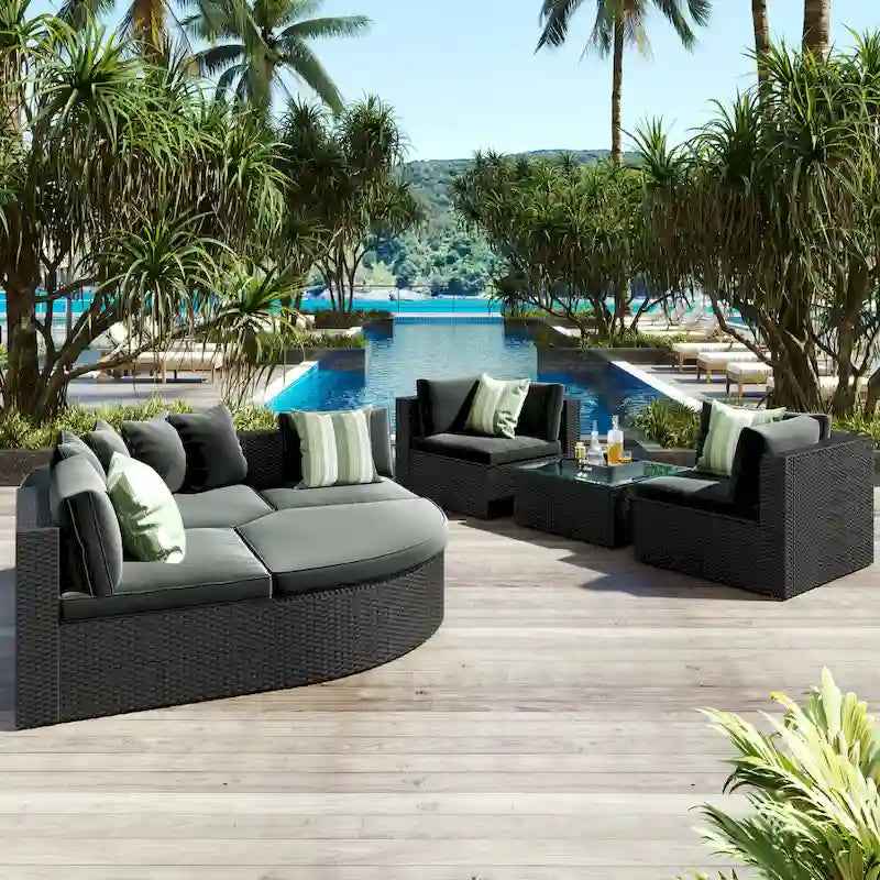 Modernes 7-teiliges Outdoor-Sofa-Set aus Korbgeflecht mit Couchtisch, Auflagen und gestreiften Kissen, geeignet für Terrasse, Garten und Veranda