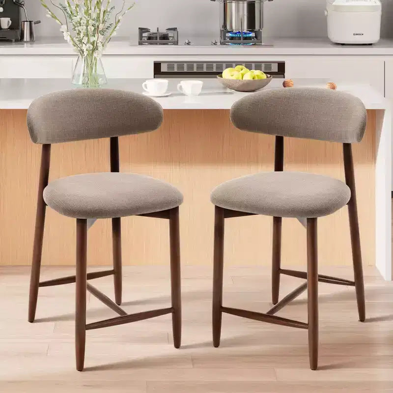 Ora Maison 2er-/4er-/6er-Set gepolsterte Barhocker in Thekenhöhe mit Stoffbezug und Walnuss-Finish