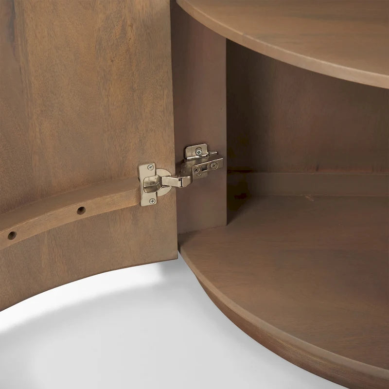 Hellbrauner Akzentschrank aus Massivholz
