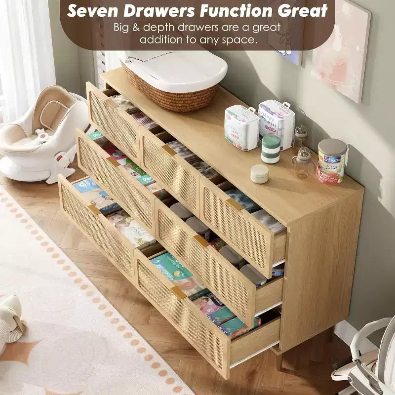 Rattan Kommode mit 7 Schubladen für das Schlafzimmer, hoher Schrank mit tiefen Schubladen, große Kommode für den Kleiderschrank mit breiter Ablagefläche, Holzkommode für das Wohnzimmer