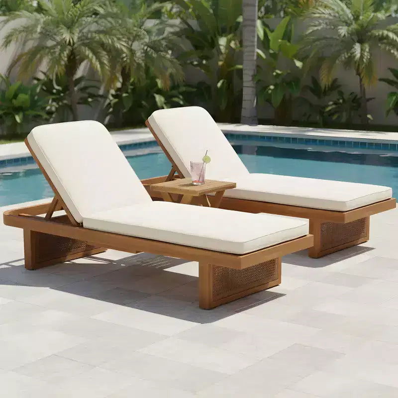 Christopher Knight Home Wino Patio 3-teiliges Akazienholz-Rattan-Sonnenliegen-Set mit Polster und Lattentisch