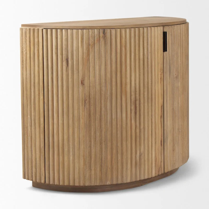 Hellbrauner Akzentschrank aus Massivholz