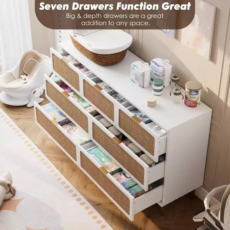 Rattan Kommode mit 7 Schubladen für das Schlafzimmer, hoher Schrank mit tiefen Schubladen, große Kommode für den Kleiderschrank mit breiter Ablagefläche, Holzkommode für das Wohnzimmer