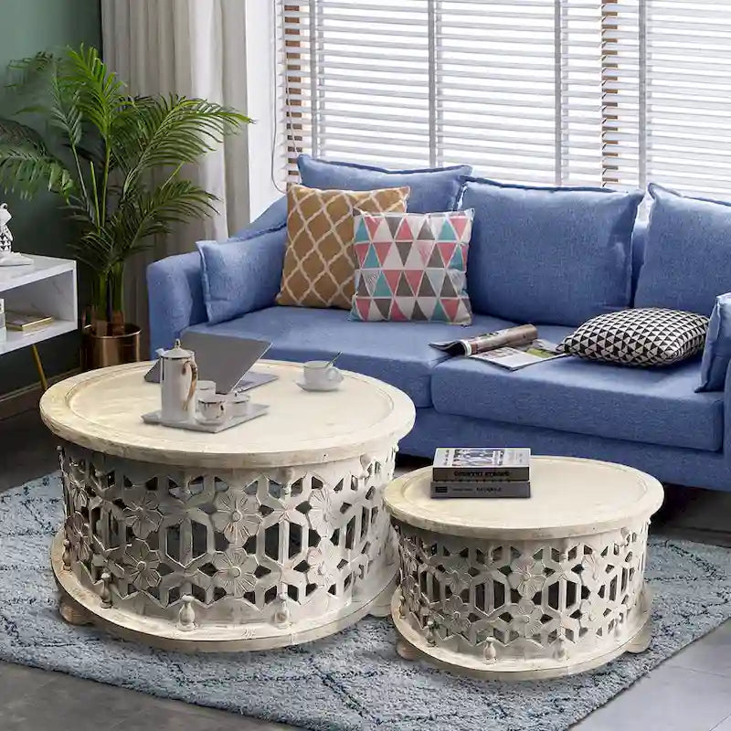30-Zoll rundes zweiteiliges Holz-Couchtischset mit geschnitztem Blumenmotiv in Antikweiß