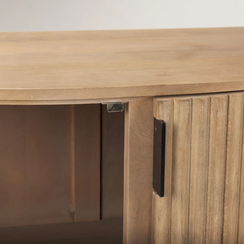 Hellbrauner Akzentschrank aus Massivholz