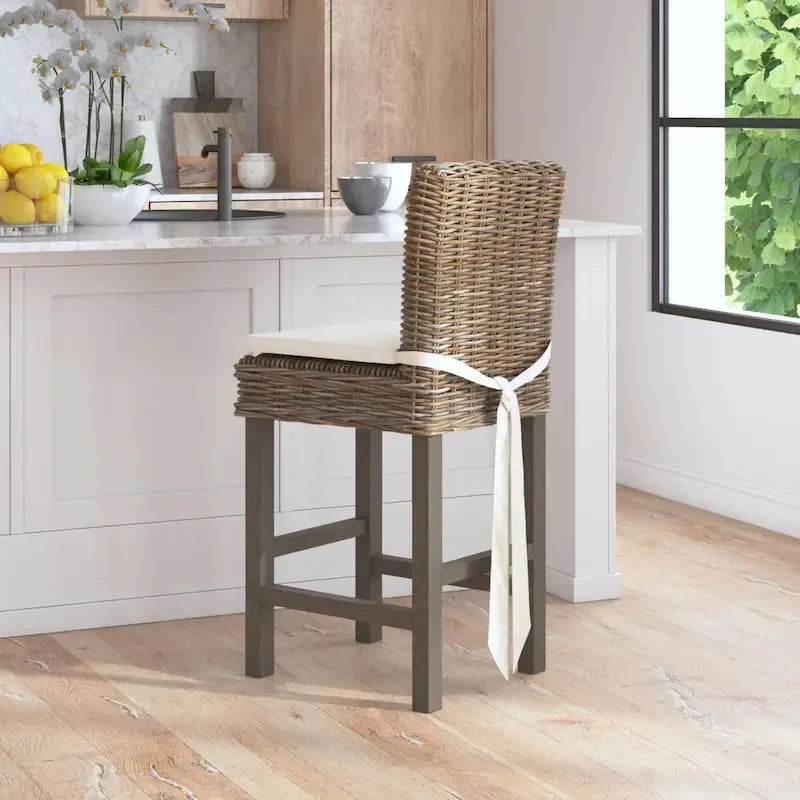 Grau gewaschener Rattan-Hocker mit Polster von East at Main