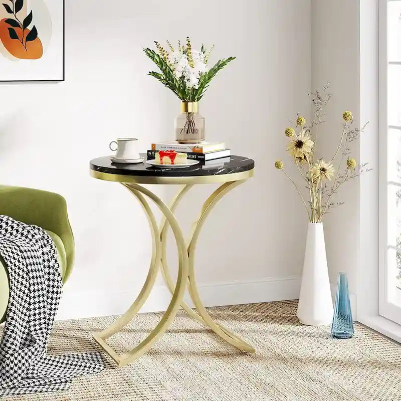 Kleiner, moderner runder Beistelltisch, Couchtisch, Nachttisch mit goldfarbenem Metallgestell und Kunstmarmor-Furnier aus Holzwerkstoff für das Wohnzimmer