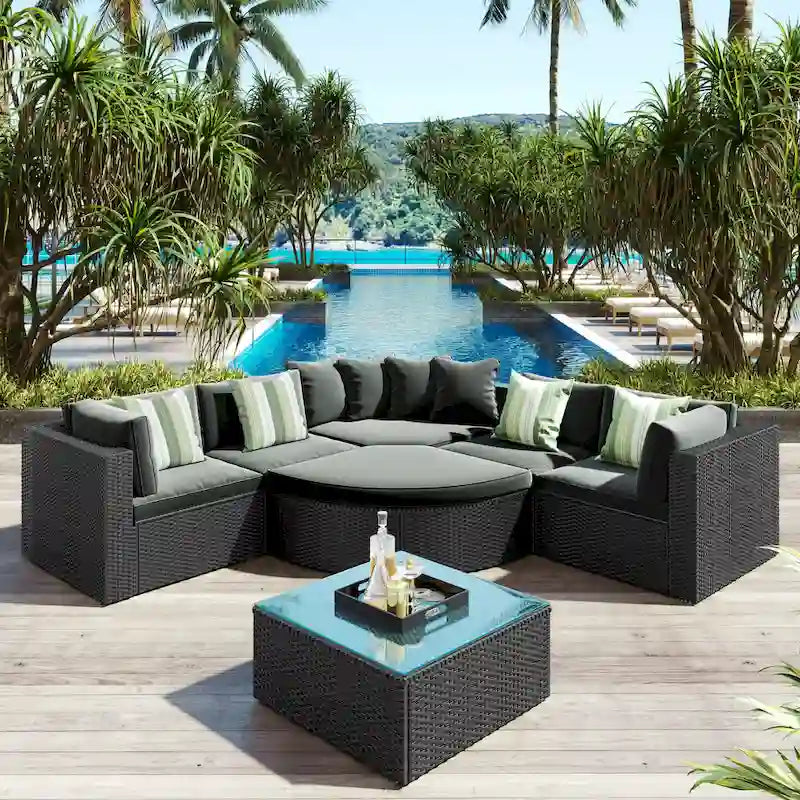 Modernes 7-teiliges Outdoor-Sofa-Set aus Korbgeflecht mit Couchtisch, Auflagen und gestreiften Kissen, geeignet für Terrasse, Garten und Veranda