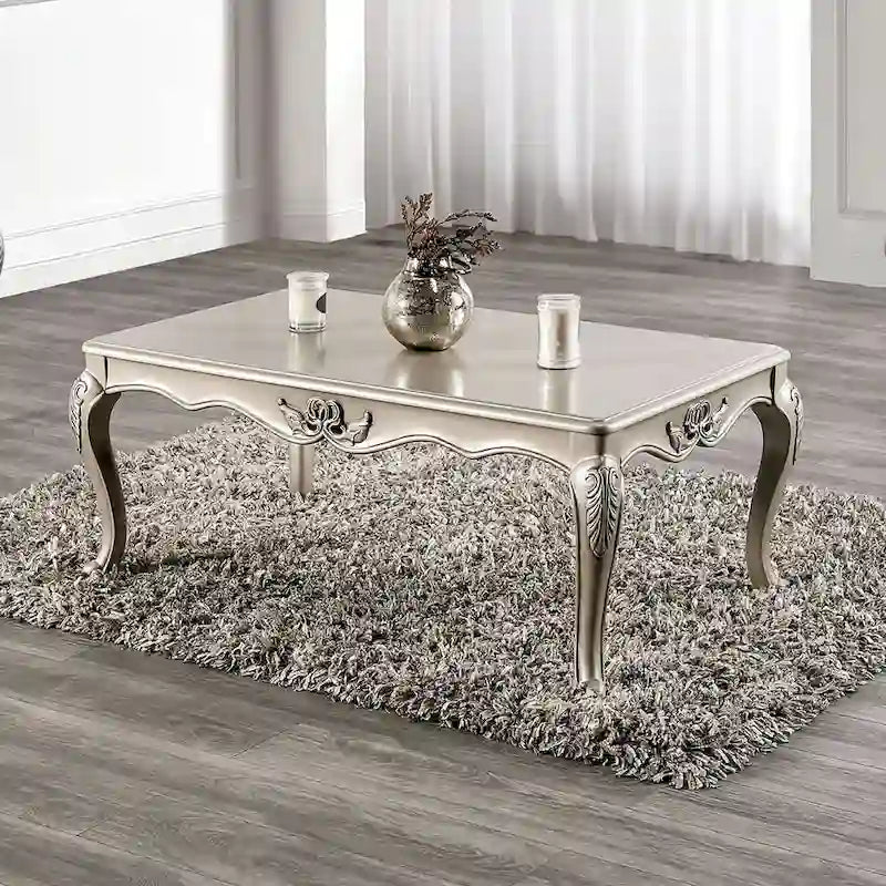 Clarissa traditioneller Couchtisch aus Massivholz mit geschnitzten Beinen