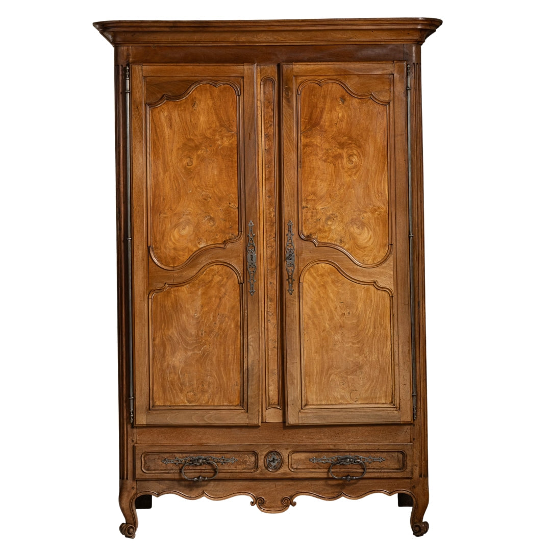 Antiker französischer Renaissance-Revival-Nussbaumschrank, um 1840