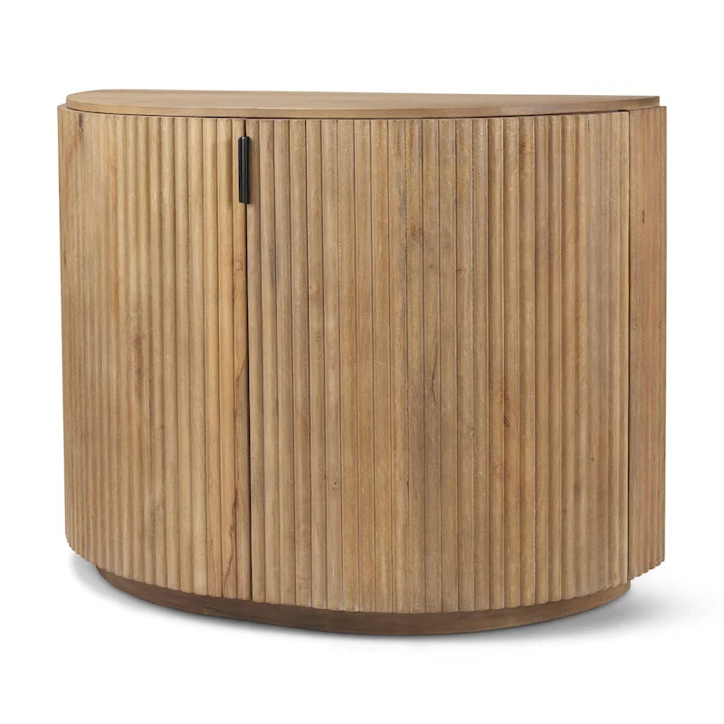 Hellbrauner Akzentschrank aus Massivholz