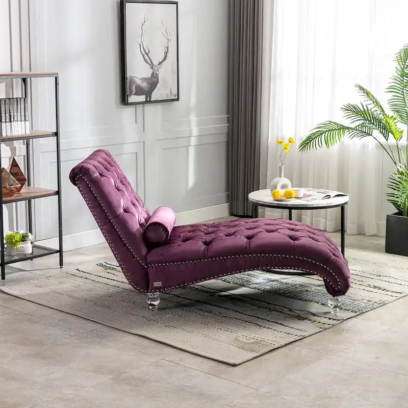 Violette, gepolsterte Récamiere mit Knopfheftung, Kissen und Acrylbeinen