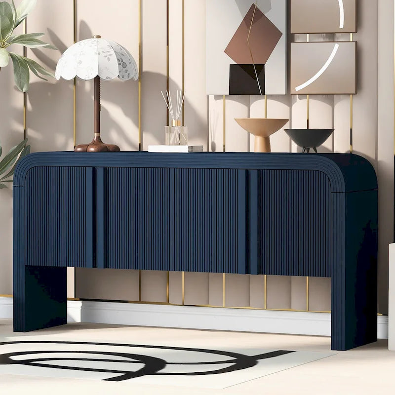 Geschwungenes Aufbewahrungsschrank-Sideboard mit 4 gestreiften Türen und verstellbaren Einlegeböden, moderner Flurschrank mit Kiefernholzbeinen