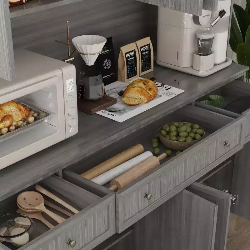 Famapy 155,4 cm grauer Buffetschrank mit Aufsatz, Küchenschrank mit verzierter Sockelleiste: Eine Verbindung von Eleganz und Nutzen