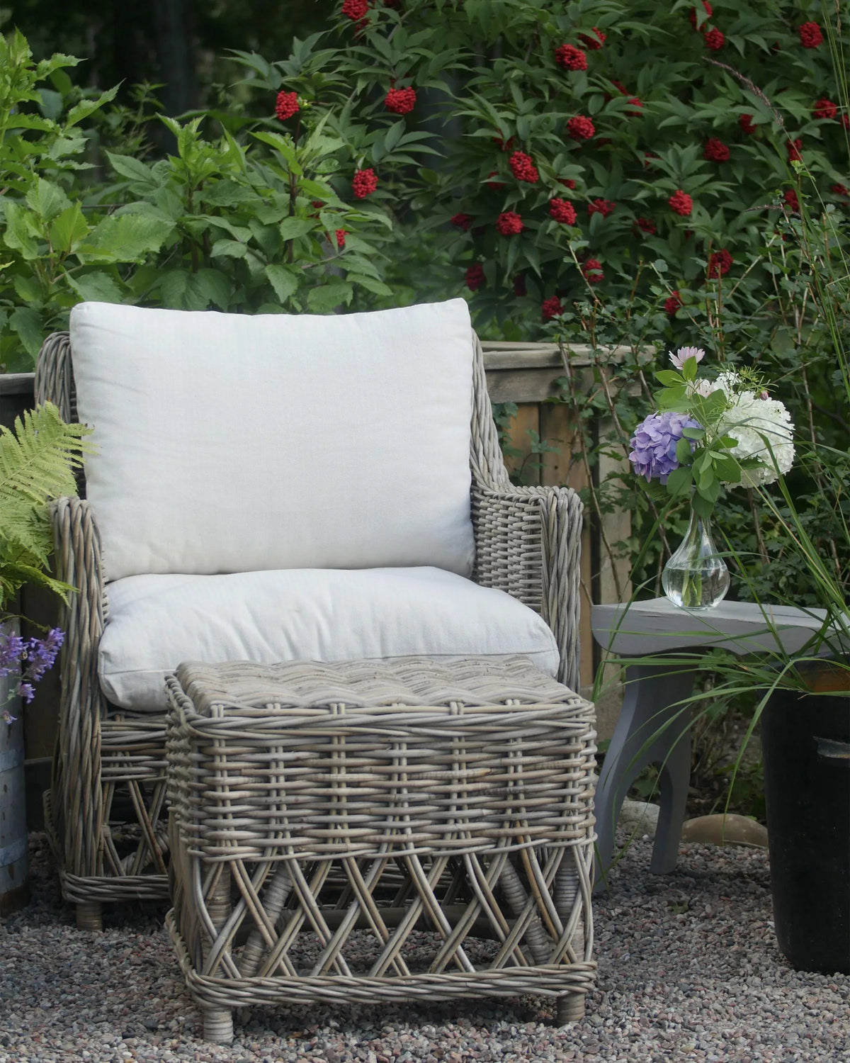 Gartenliege mit Fußstütze aus Naturrattan