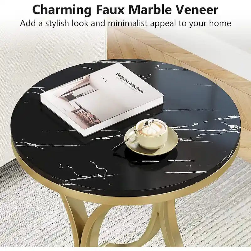 Kleiner, moderner runder Beistelltisch, Couchtisch, Nachttisch mit goldfarbenem Metallgestell und Kunstmarmor-Furnier aus Holzwerkstoff für das Wohnzimmer