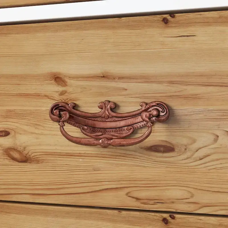 Vintage-inspiriertes zweiteiliges Kleiderschrank-Set mit Metallakzenten