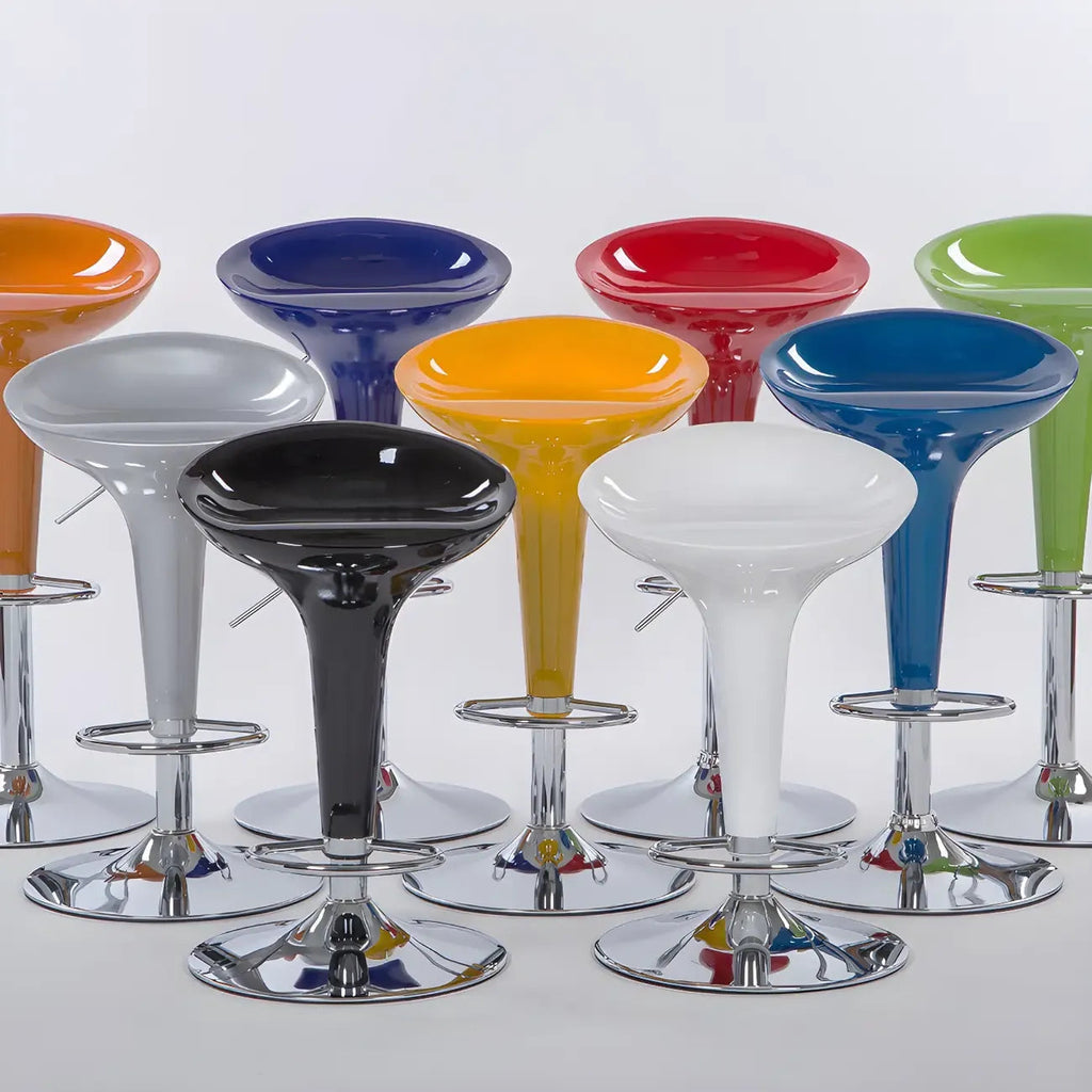 Höhenverstellbarer Barhocker aus Kunststoff in Chromoptik