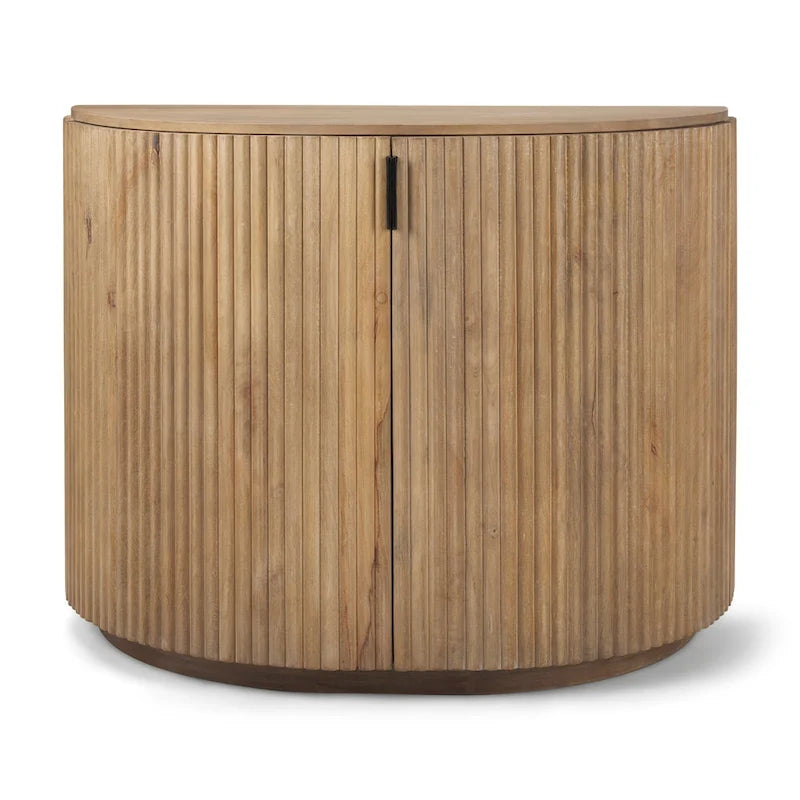 Hellbrauner Akzentschrank aus Massivholz