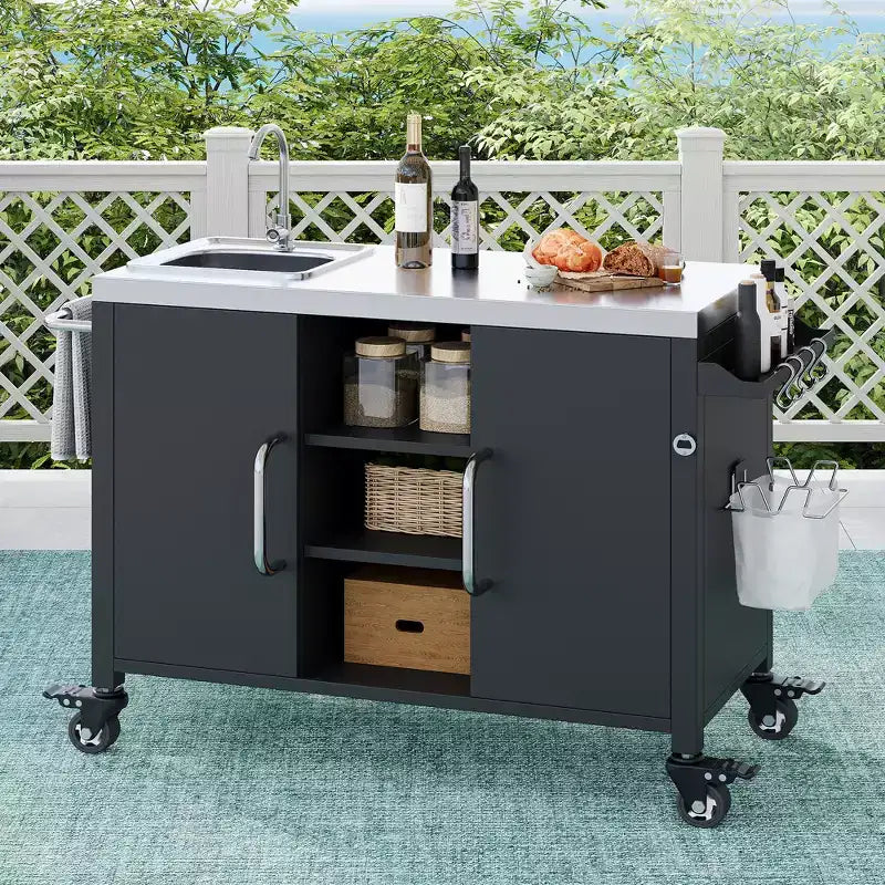 55,5 Zoll Outdoor-Kücheninsel mit Spüle, Edelstahl-Vorbereitungstisch mit Gewürzregal und feststellbaren Rollen, Grillwagenstation, Schwarz – ModernLuxe