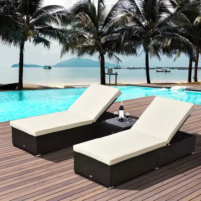 Set aus 2 Sonnenliegen mit 5-fach verstellbarer Rückenlehne, Outdoor-Couchtisch, wasserabweisenden Polstern und PE-Rattan-Geflecht für den Poolbereich