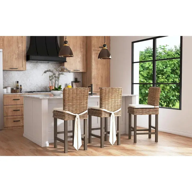 Grau gewaschener Rattan-Hocker mit Polster von East at Main