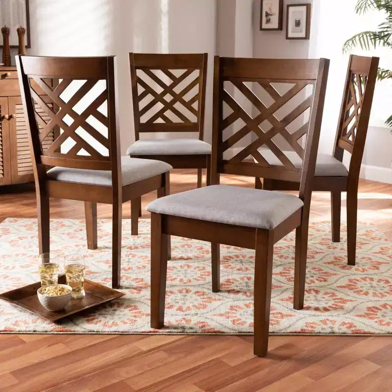 4er-Set Esszimmerstühle aus Caron-Holz mit Schaumstoffpolsterung und ausgeschnittener Rückenlehne – Baxton Studio