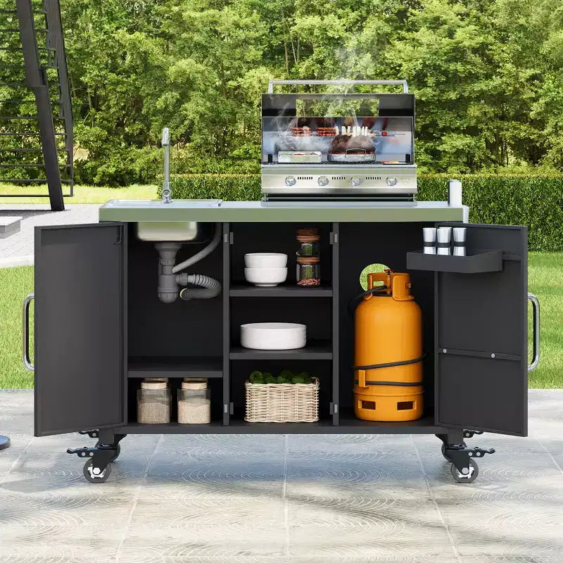 55,5 Zoll Outdoor-Kücheninsel mit Spüle, Edelstahl-Vorbereitungstisch mit Gewürzregal und feststellbaren Rollen, Grillwagenstation, Schwarz – ModernLuxe
