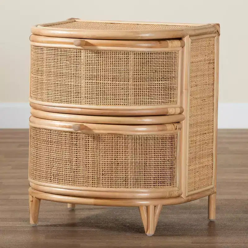 bali & pari Oleta moderner Nachttisch im Boho-Stil aus natürlichem Rattan in Braun mit 2 Schubladen