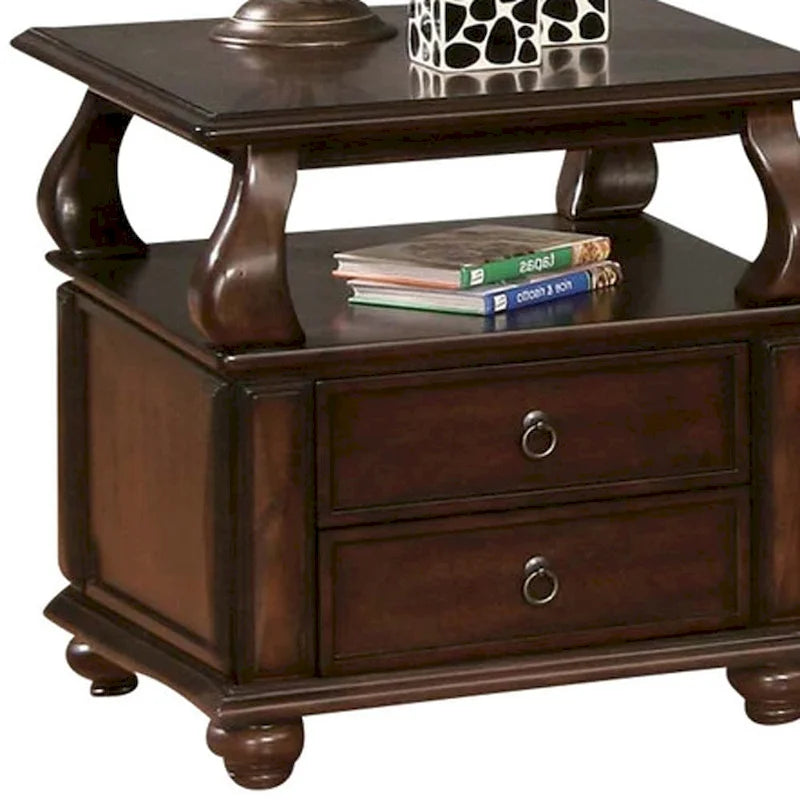 HomeRoots 26 Brauner quadratischer Beistelltisch aus Massivholz mit zwei Schubladen und Ablage – 26 x 26 x 28