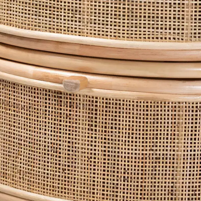 bali & pari Oleta moderner Nachttisch im Boho-Stil aus natürlichem Rattan in Braun mit 2 Schubladen