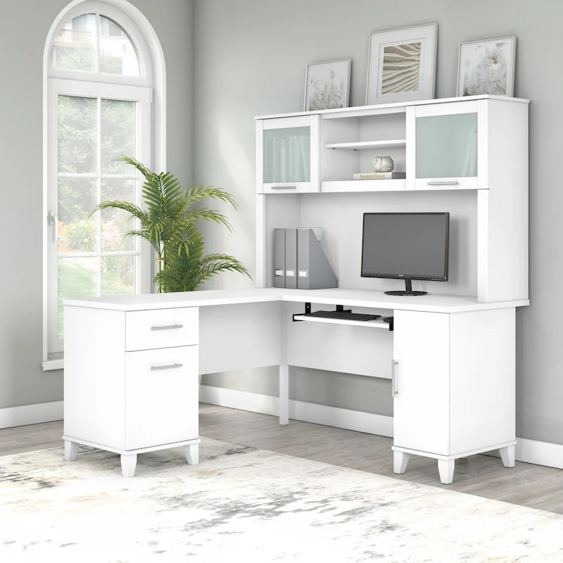Bush Furniture Somerset 60 Zoll breiter L-förmiger Schreibtisch mit Aufsatzregal und Stauraum