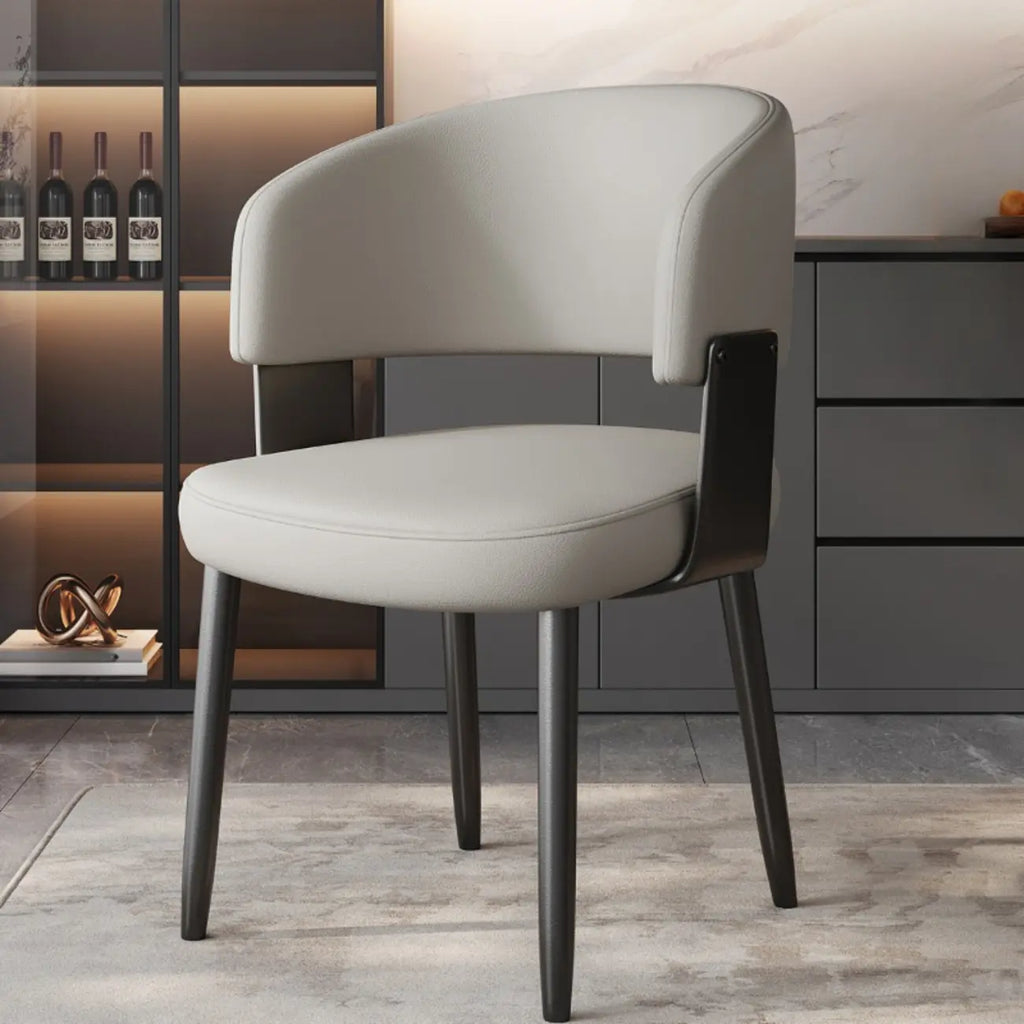 Modern gepolsterter Esszimmerstuhl in Glam-Optik mit Lederbezug