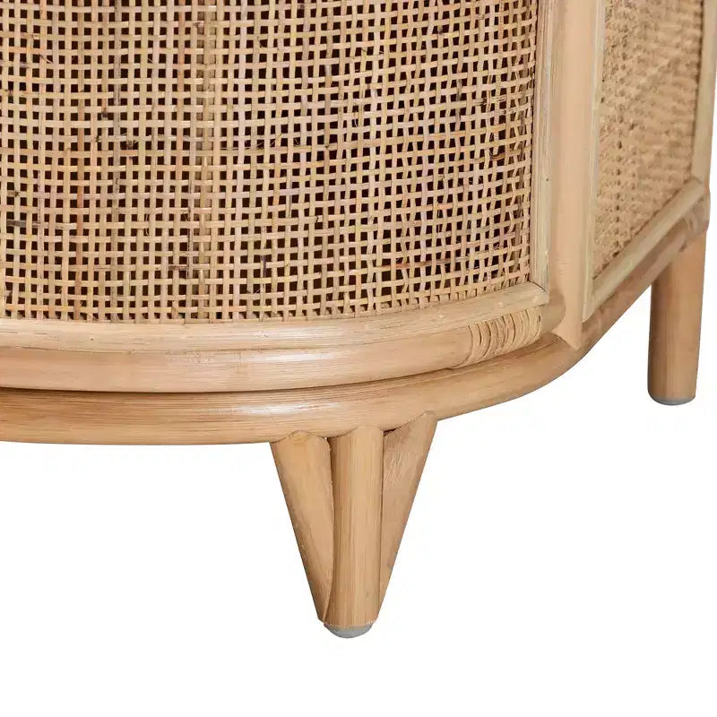 bali & pari Oleta moderner Nachttisch im Boho-Stil aus natürlichem Rattan in Braun mit 2 Schubladen
