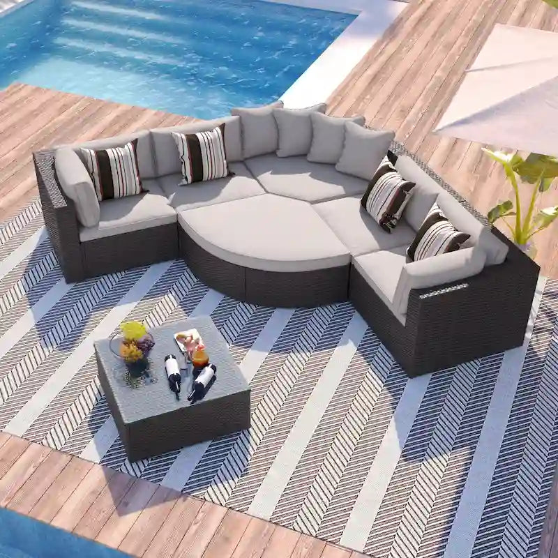 Modernes 7-teiliges Outdoor-Sofa-Set aus Korbgeflecht mit Couchtisch, Auflagen und gestreiften Kissen, geeignet für Terrasse, Garten und Veranda